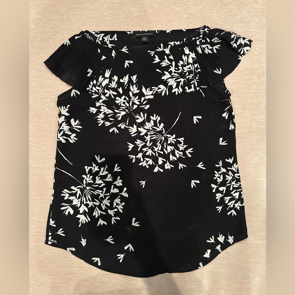 Banana Republic Floral Blouse - Women’s Size Petite XXS
..